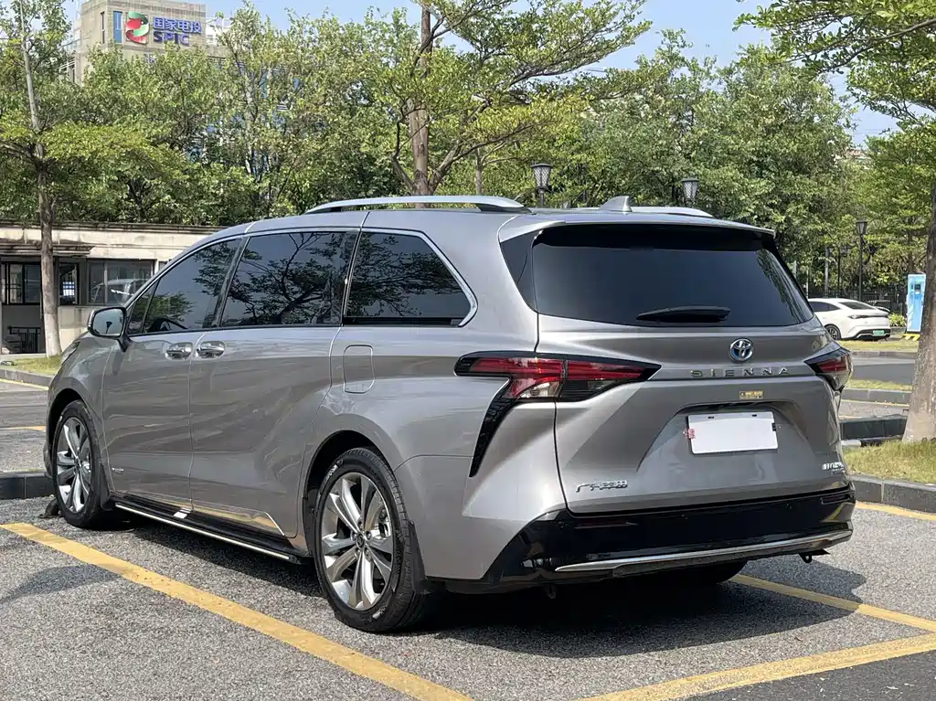 Toyota Sienna — фото 7