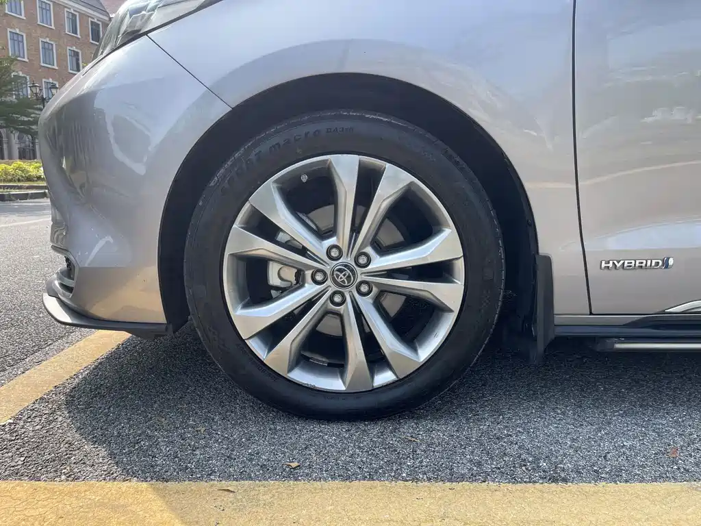 Toyota Sienna — фото 8