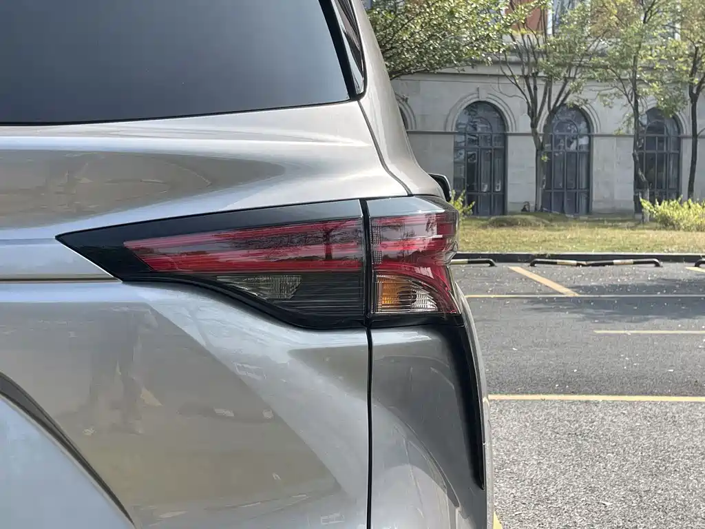 Toyota Sienna — фото 10