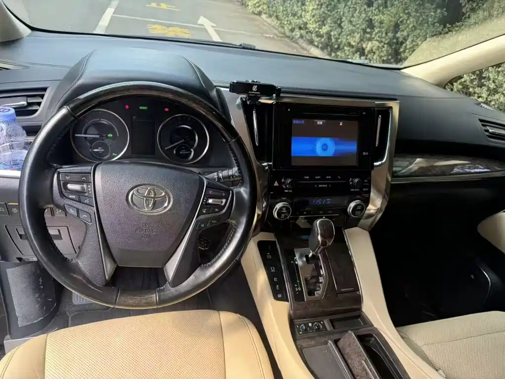 Toyota Vellfire — фото 3