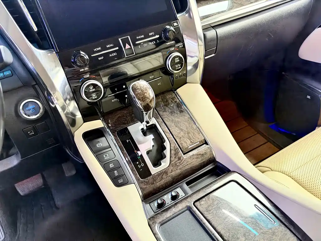 Toyota Vellfire — фото 17