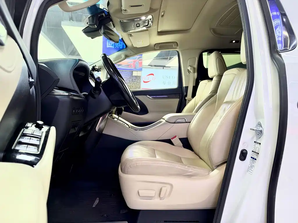 Toyota Vellfire — фото 3
