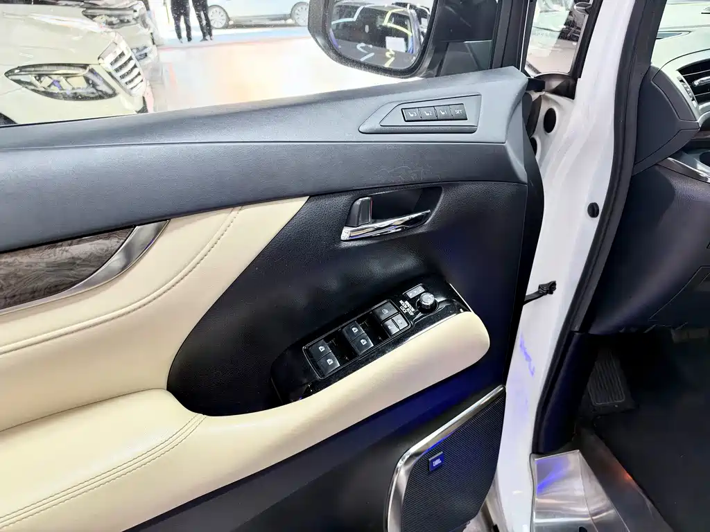 Toyota Vellfire — фото 21
