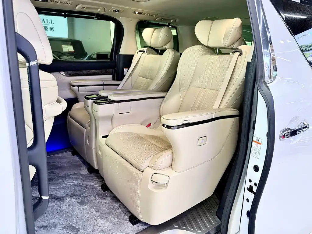 Toyota Vellfire — фото 8