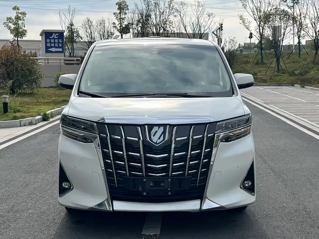 Toyota Alphard — фото 2