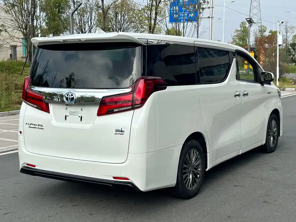 Toyota Alphard — фото 4