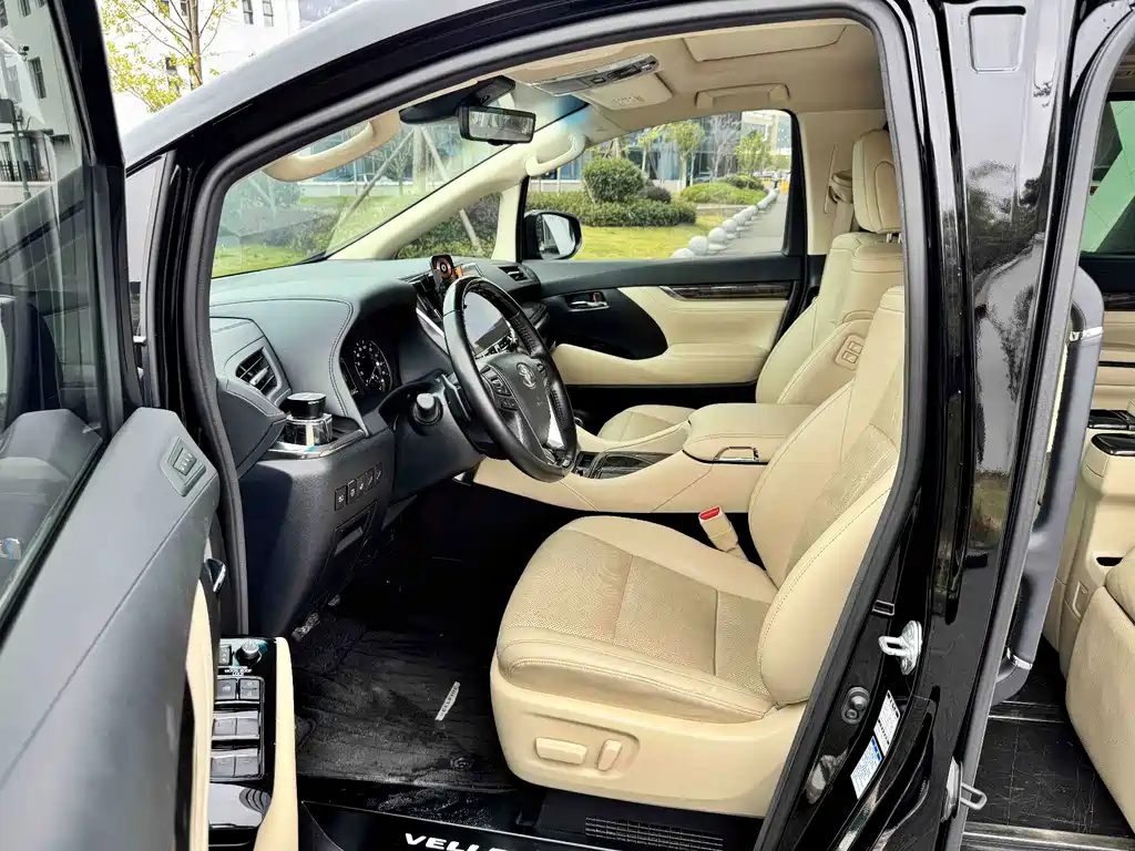 Toyota Vellfire — фото 4