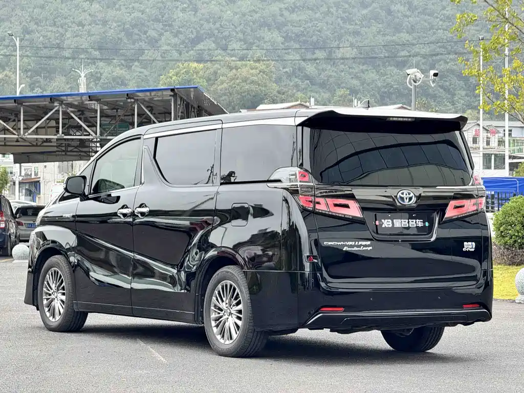 Toyota Vellfire — фото 10
