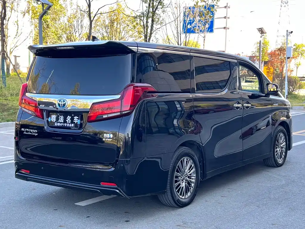 Toyota Alphard — фото 3