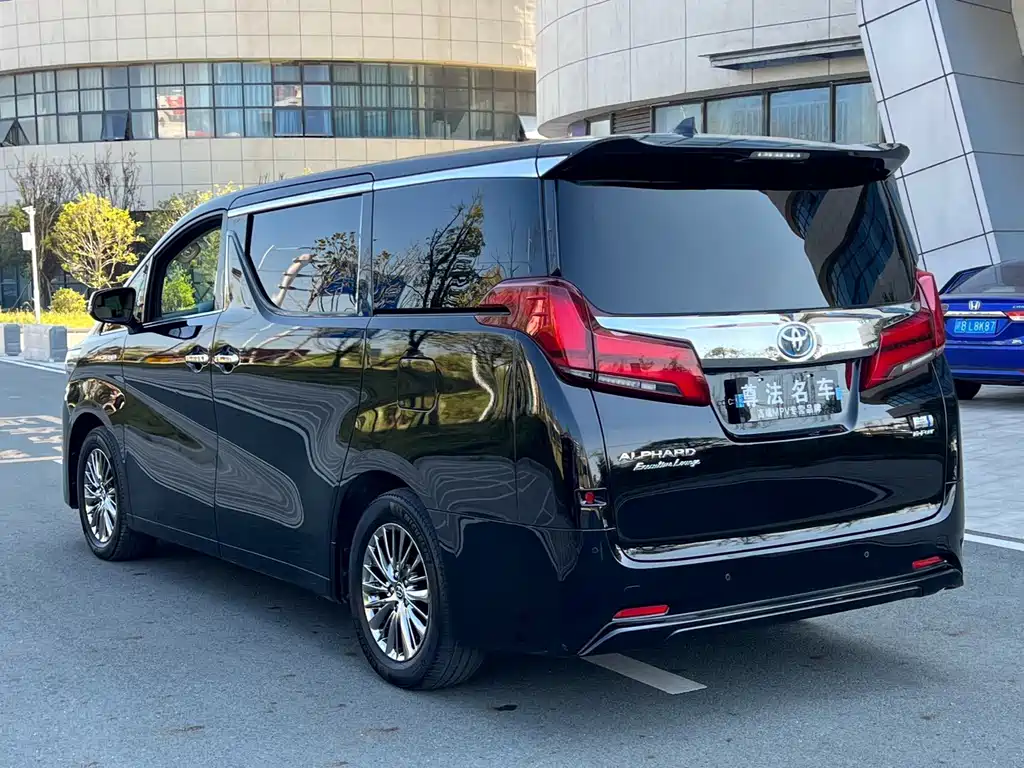 Toyota Alphard — фото 5