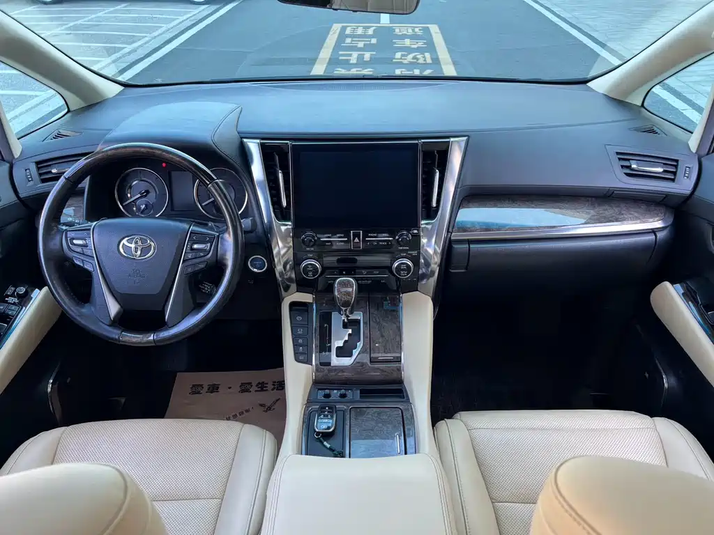 Toyota Alphard — фото 6