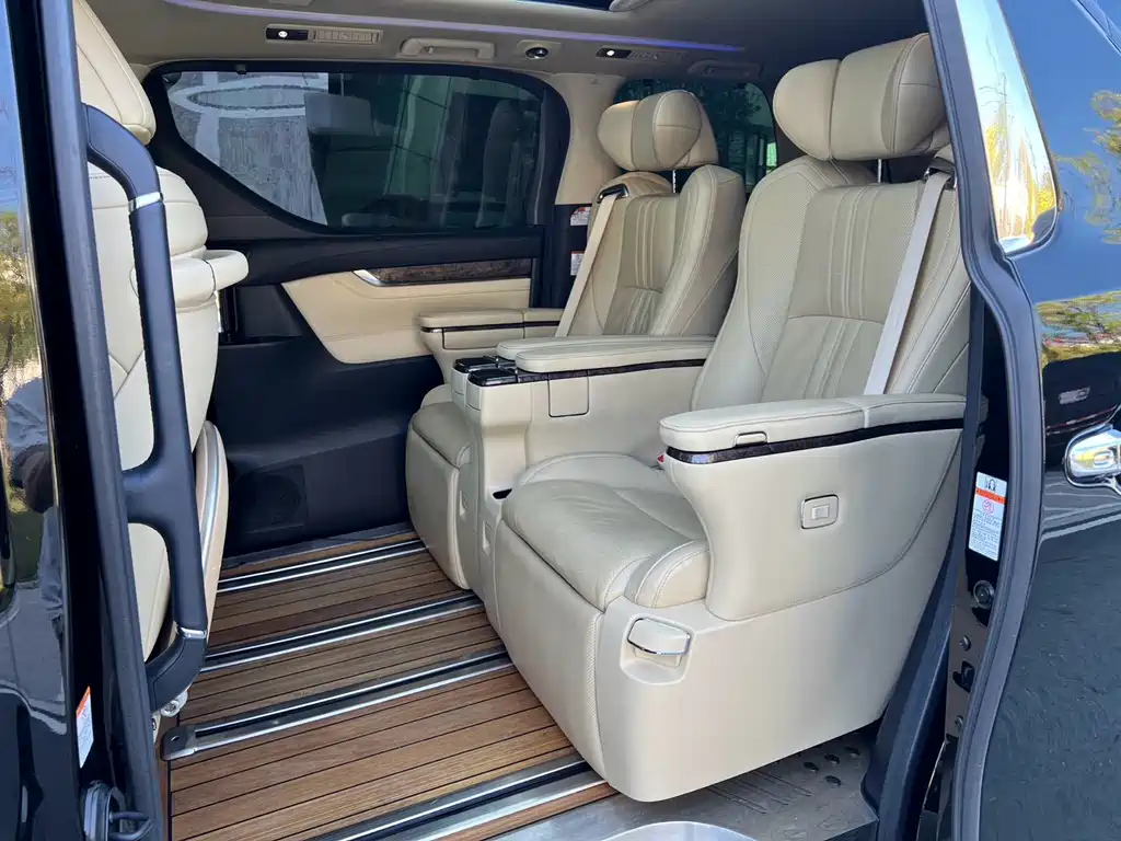 Toyota Alphard — фото 8