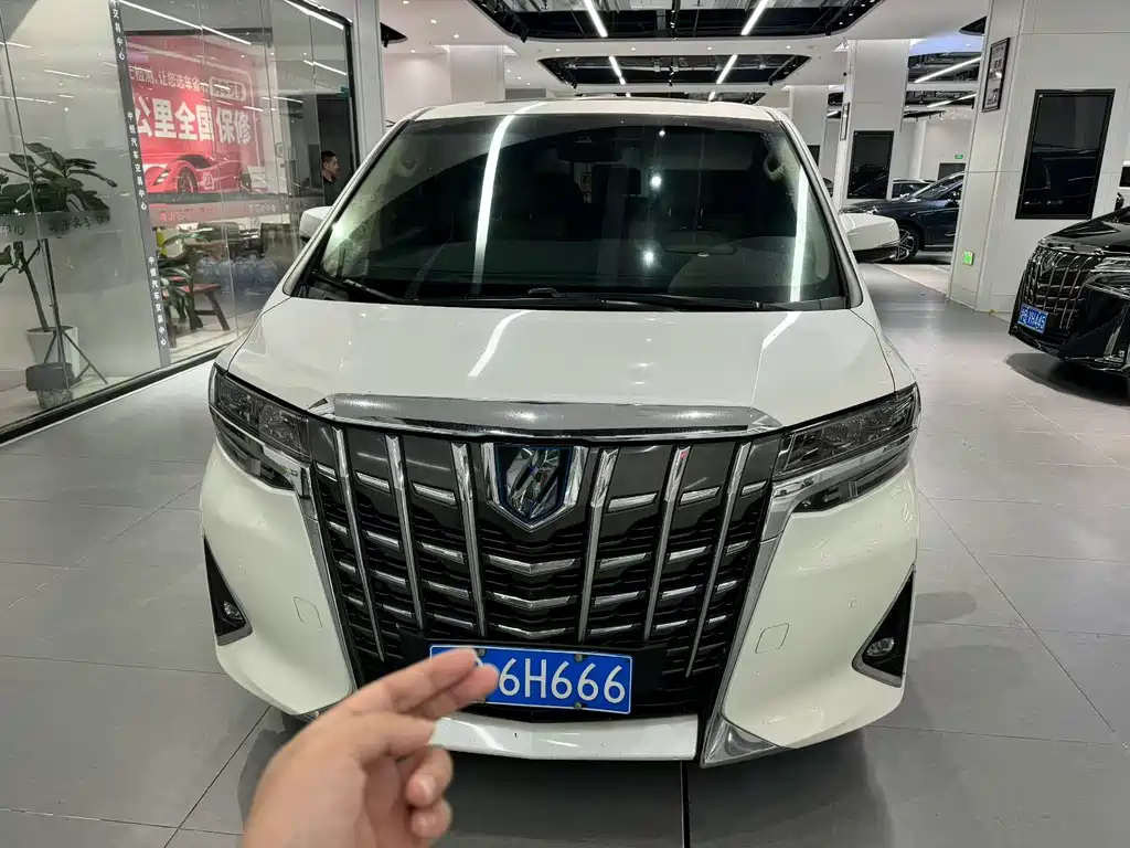 Toyota Alphard — фото 4