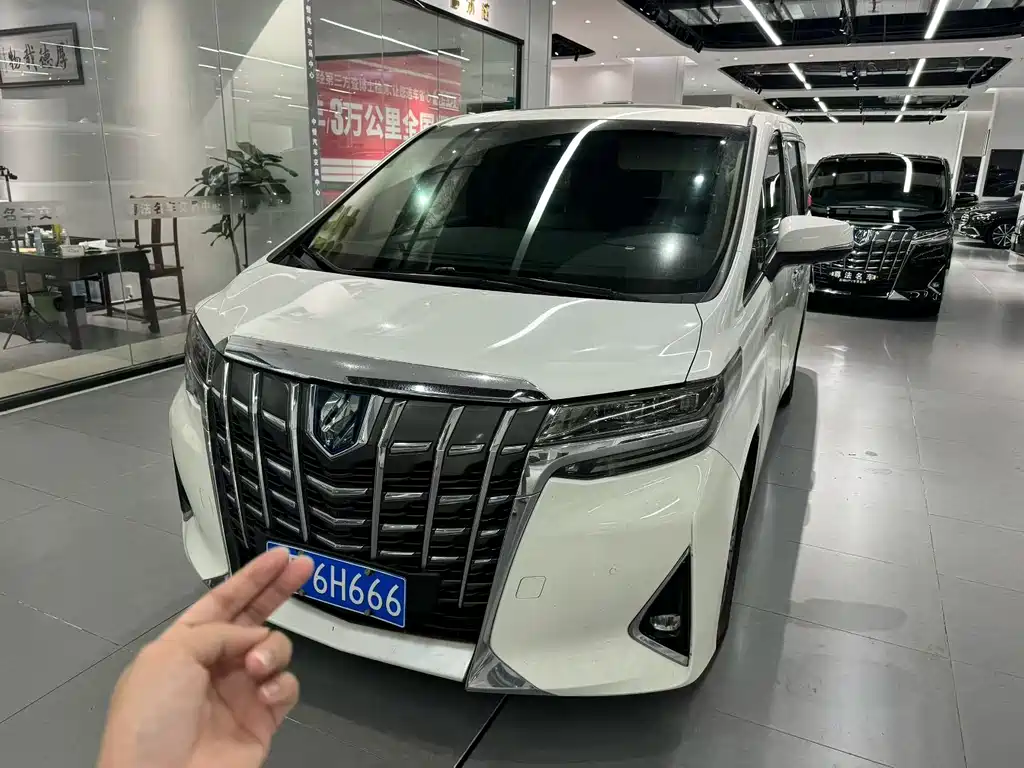 Toyota Alphard — фото 5