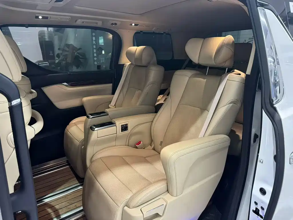 Toyota Alphard — фото 6