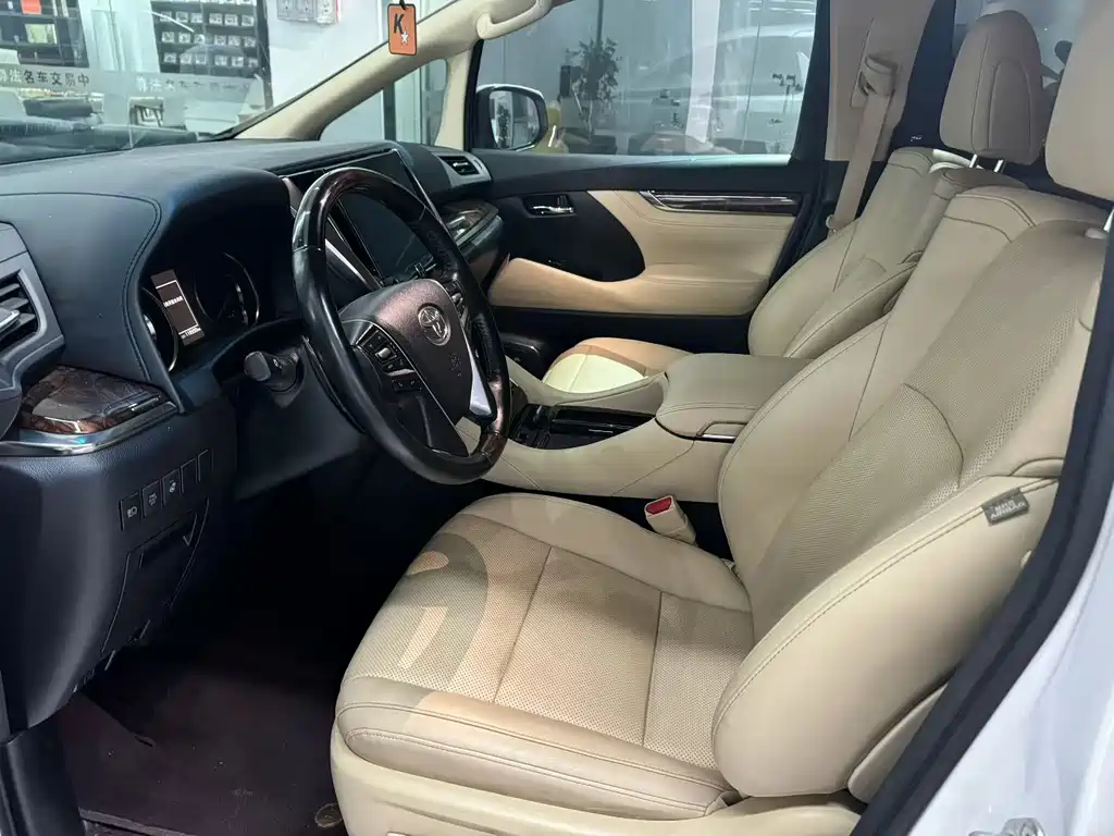 Toyota Alphard — фото 7