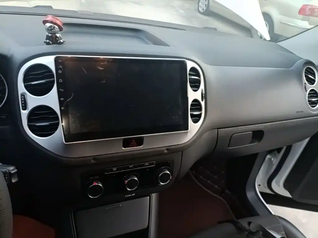 Volkswagen Tiguan — фото 9