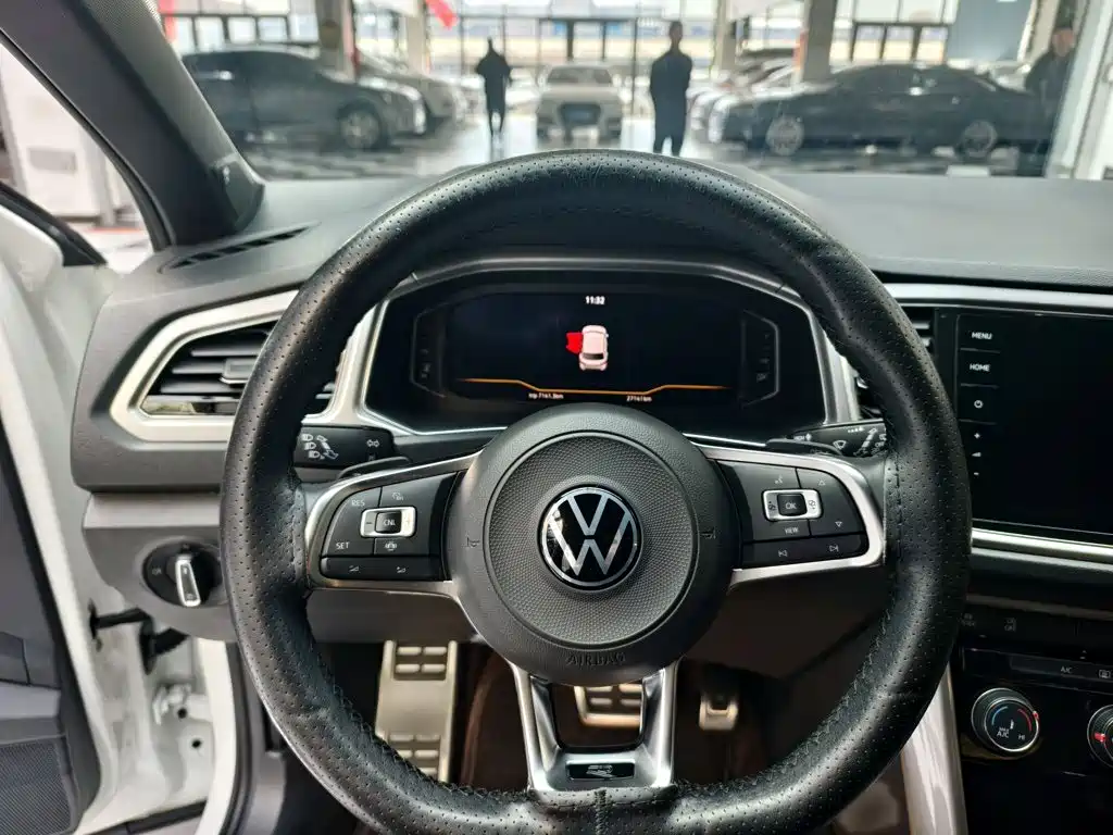 Volkswagen T-Roc — фото 14