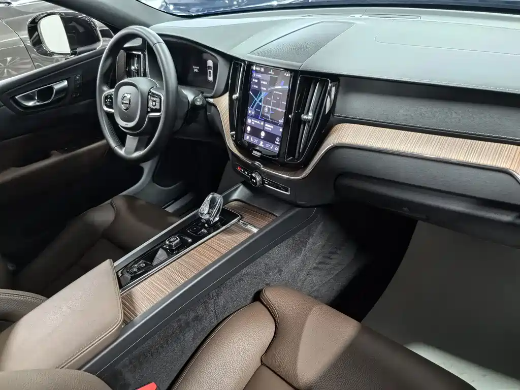 Volvo XC60 — фото 9