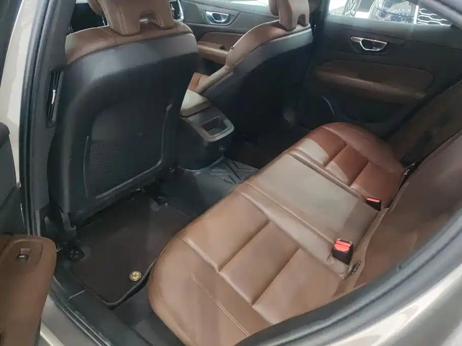 Volvo S60 — фото 11
