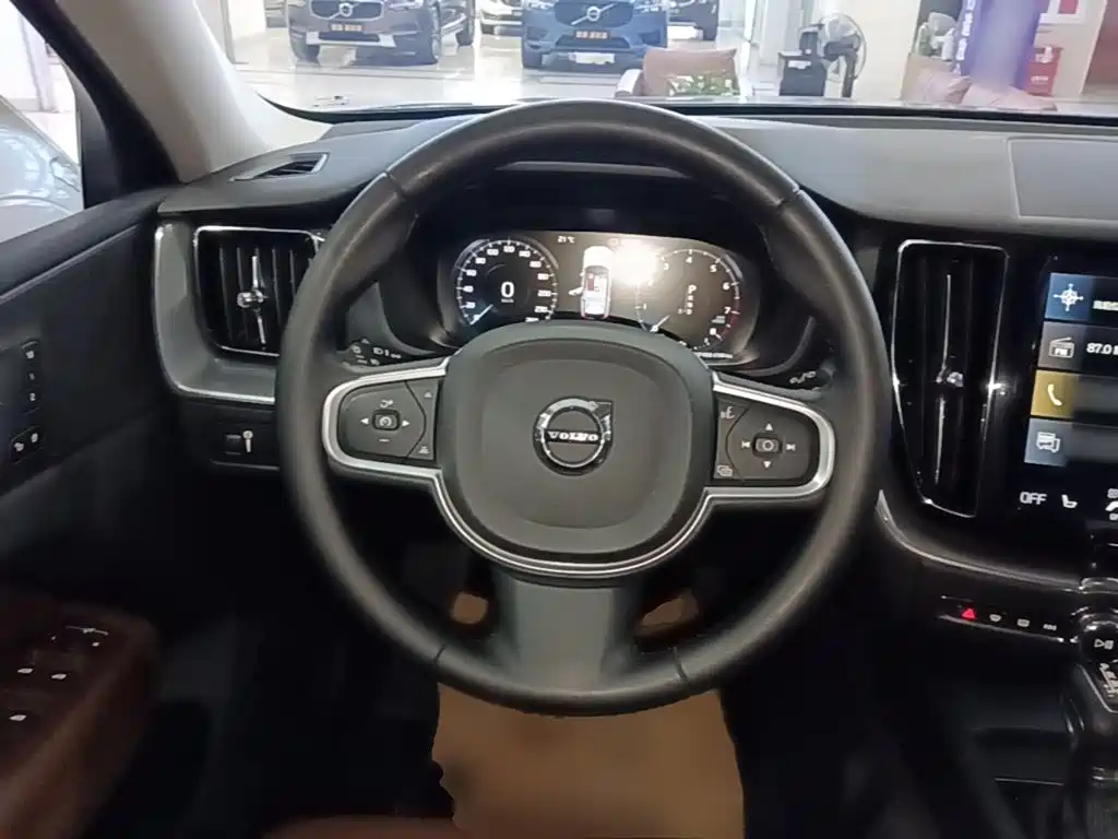 Volvo XC60 — фото 10