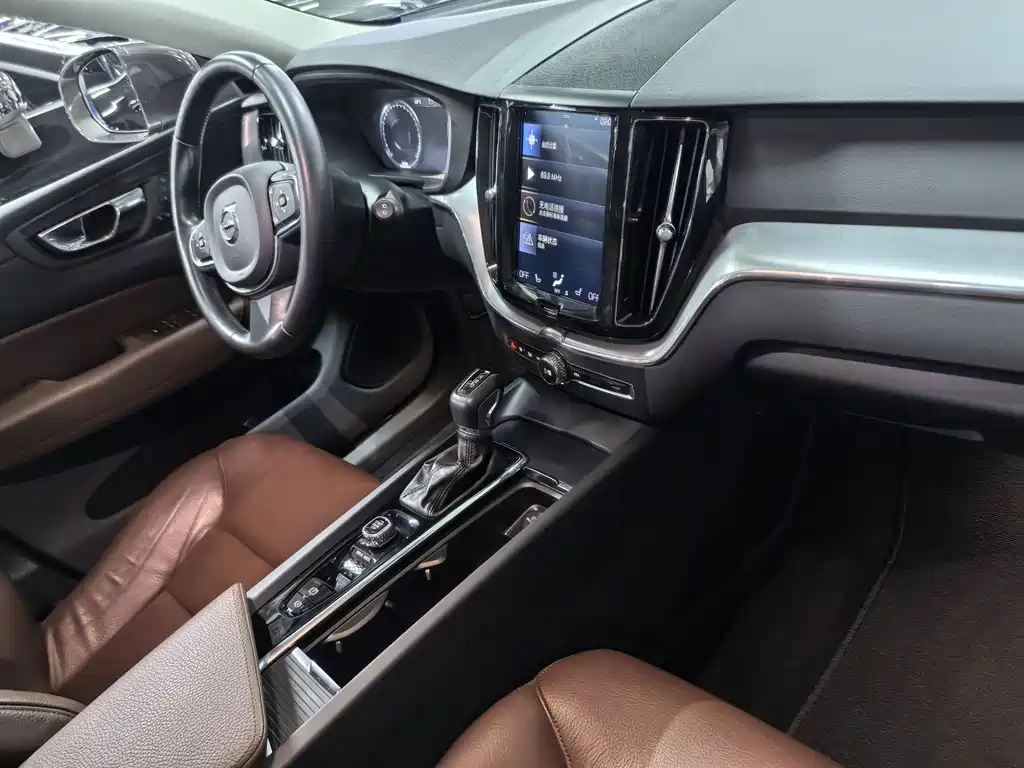 Volvo XC60 — фото 9