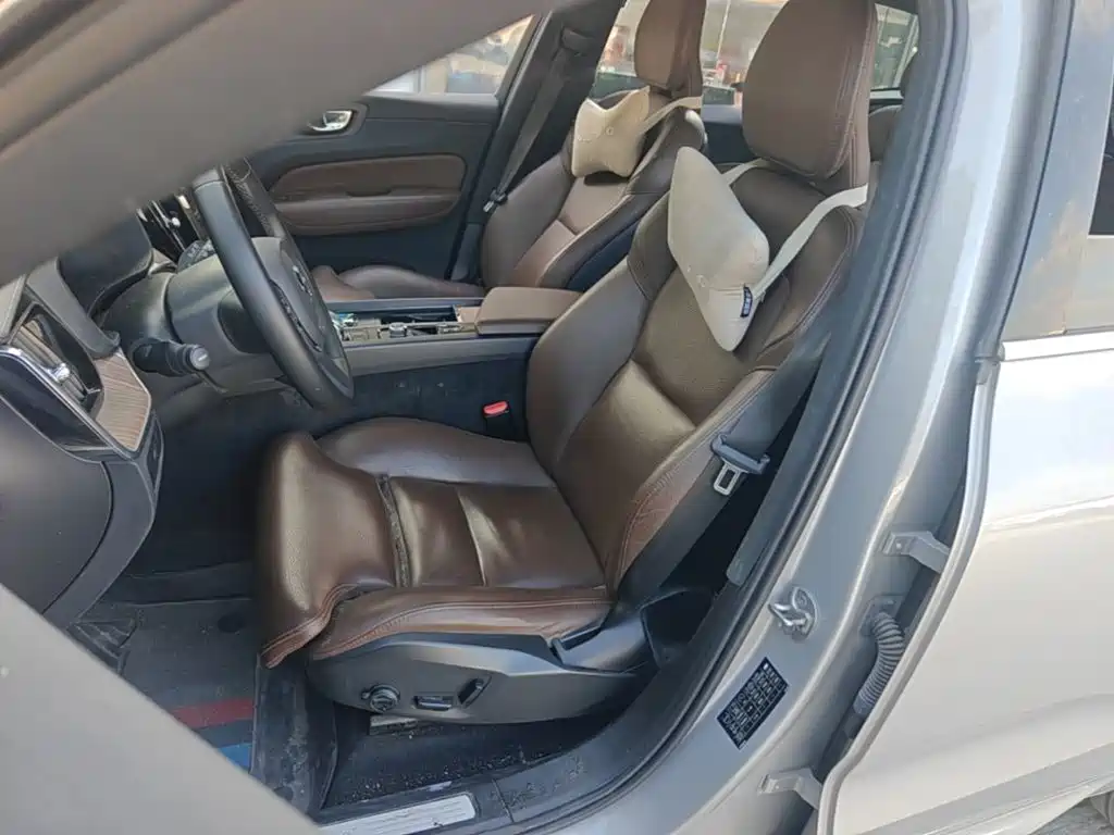 Volvo XC60 — фото 14