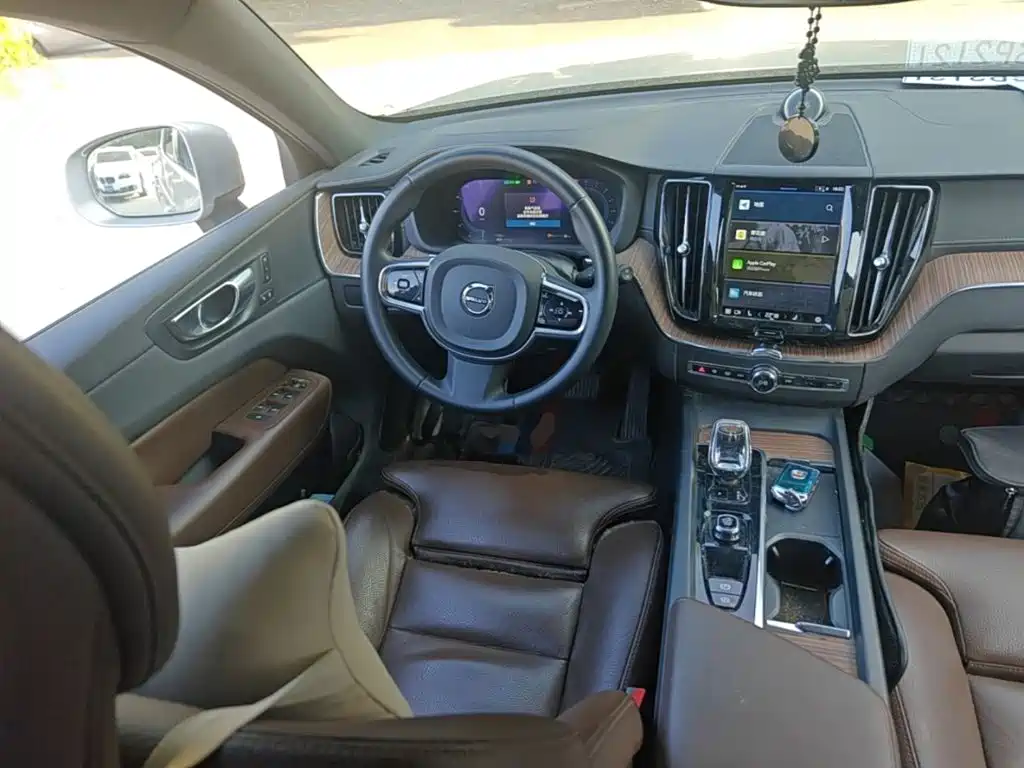 Volvo XC60 — фото 10
