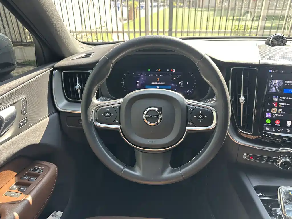 Volvo XC60 — фото 10