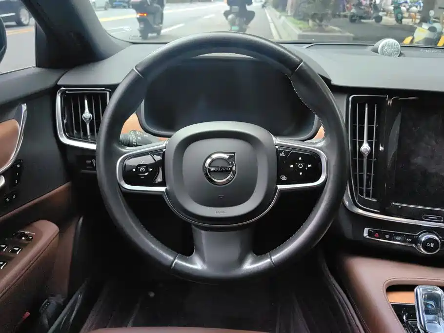 Volvo S90 — фото 15