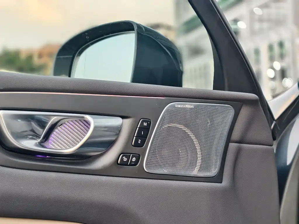 Volvo XC60 — фото 10