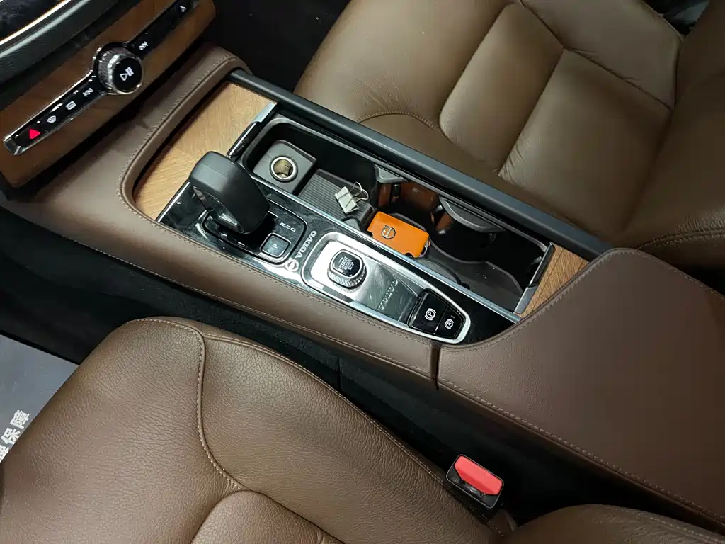 Volvo XC90 — фото 11