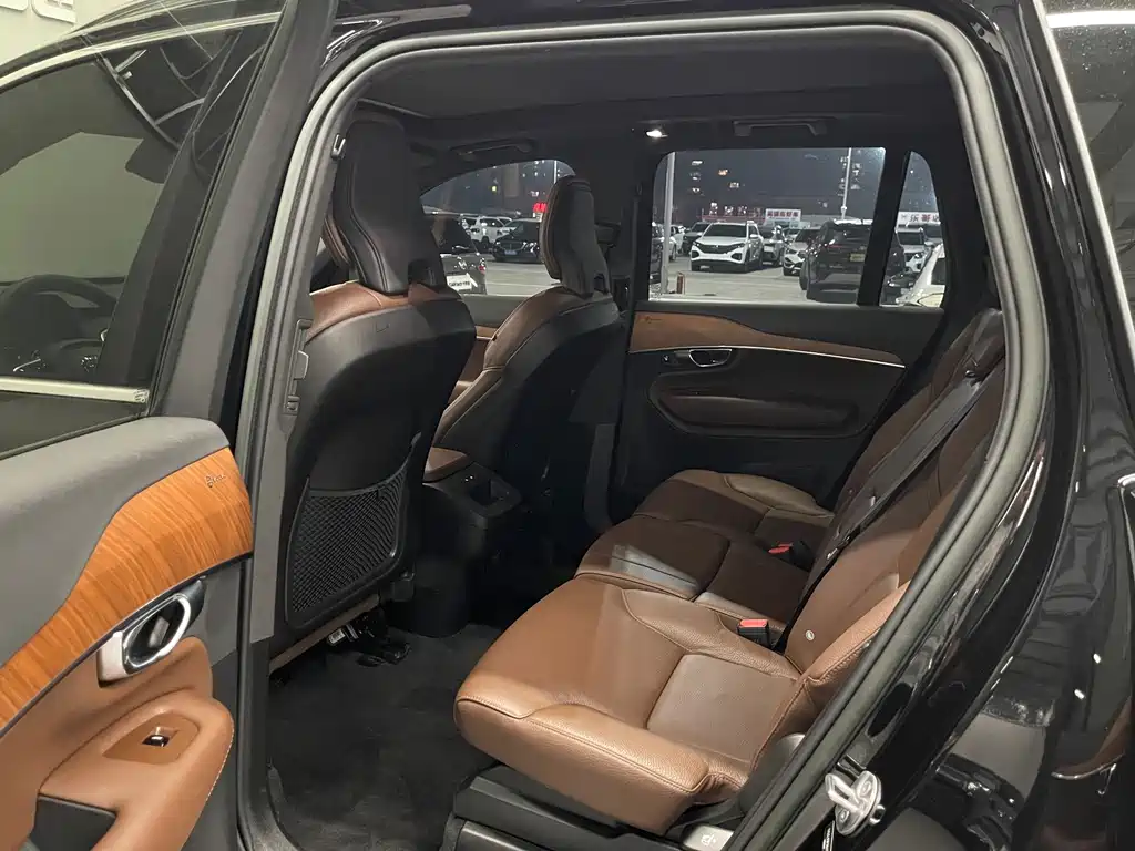 Volvo XC90 — фото 19