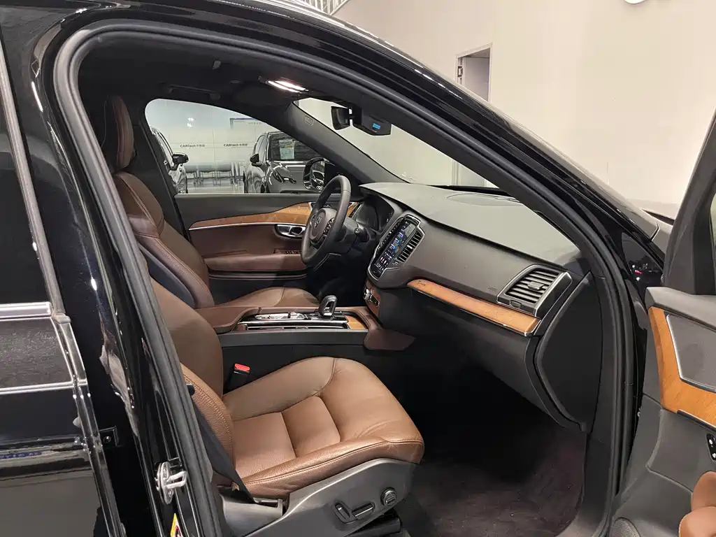 Volvo XC90 — фото 24