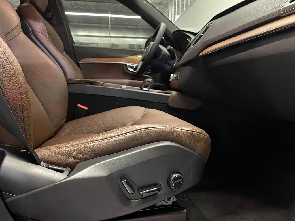 Volvo XC90 — фото 25