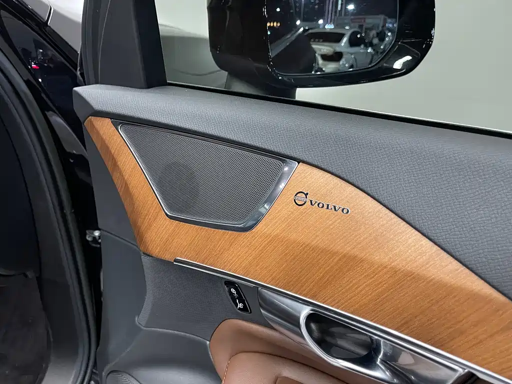 Volvo XC90 — фото 28