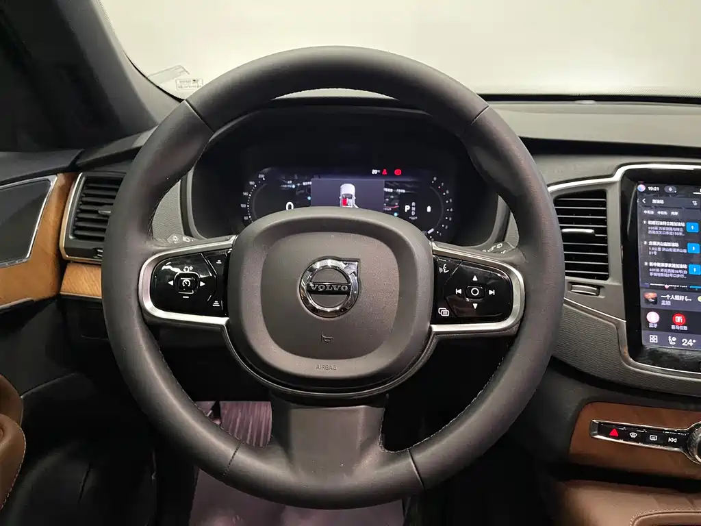 Volvo XC90 — фото 30