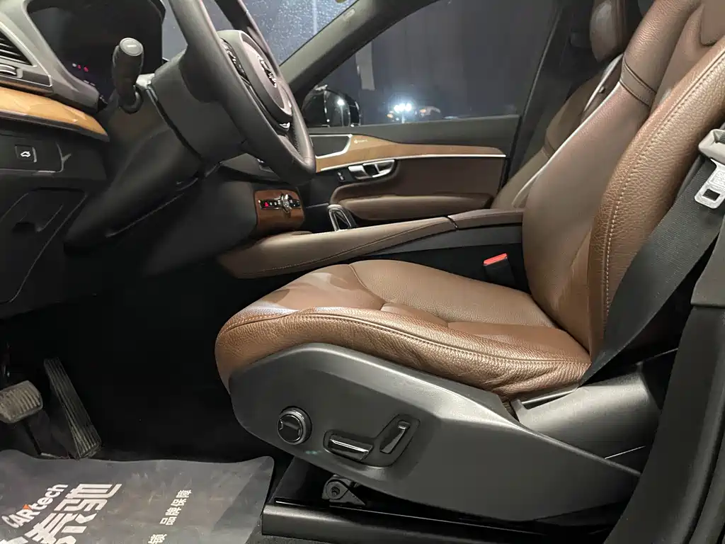 Volvo XC90 — фото 10