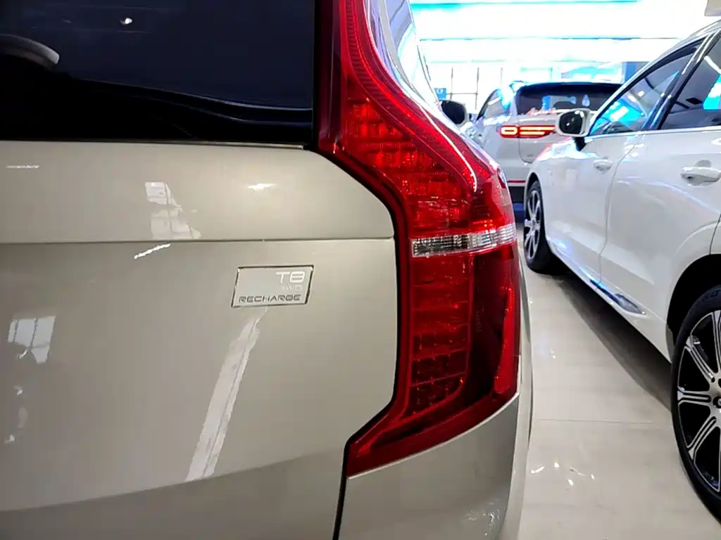 Volvo XC90 PHEV — фото 7