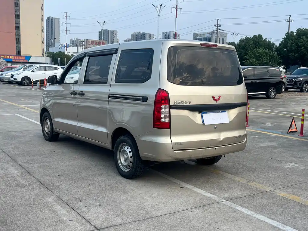 Wuling Hongguang V — фото 6