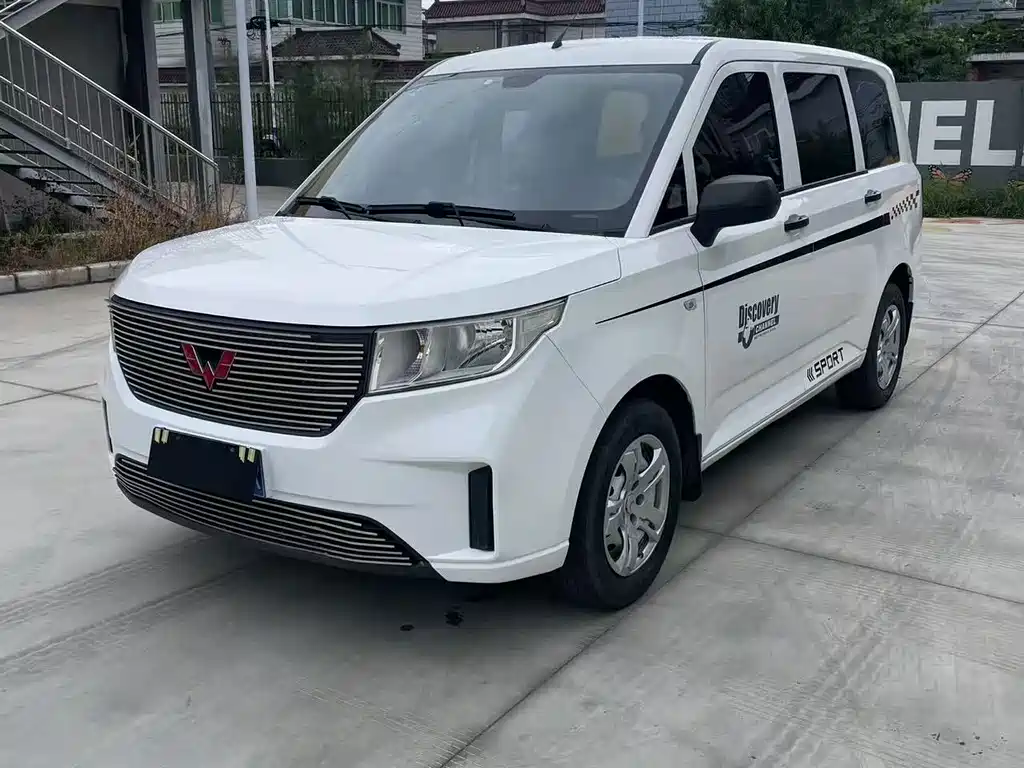 Wuling Hongguang PLUS — фото 1