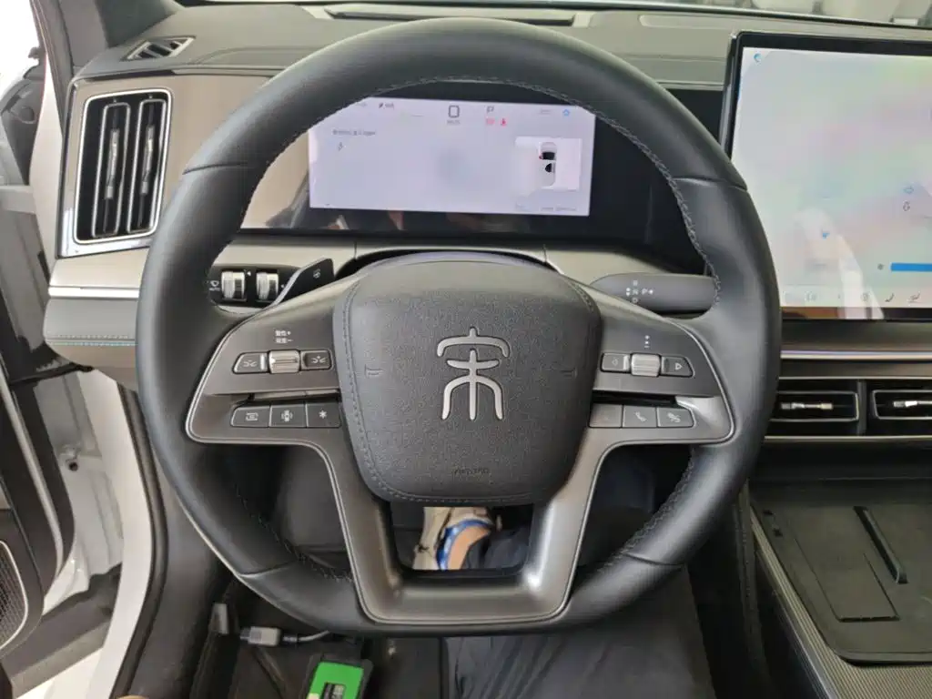 BYD L DM-i — фото 11