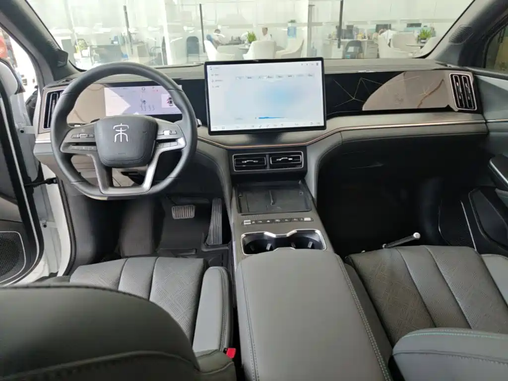 BYD L DM-i — фото 10