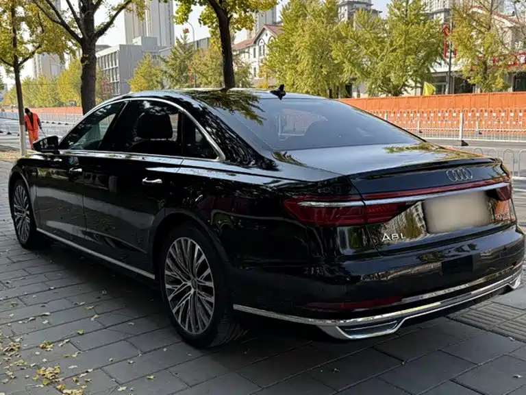 Audi A8 — фото 9