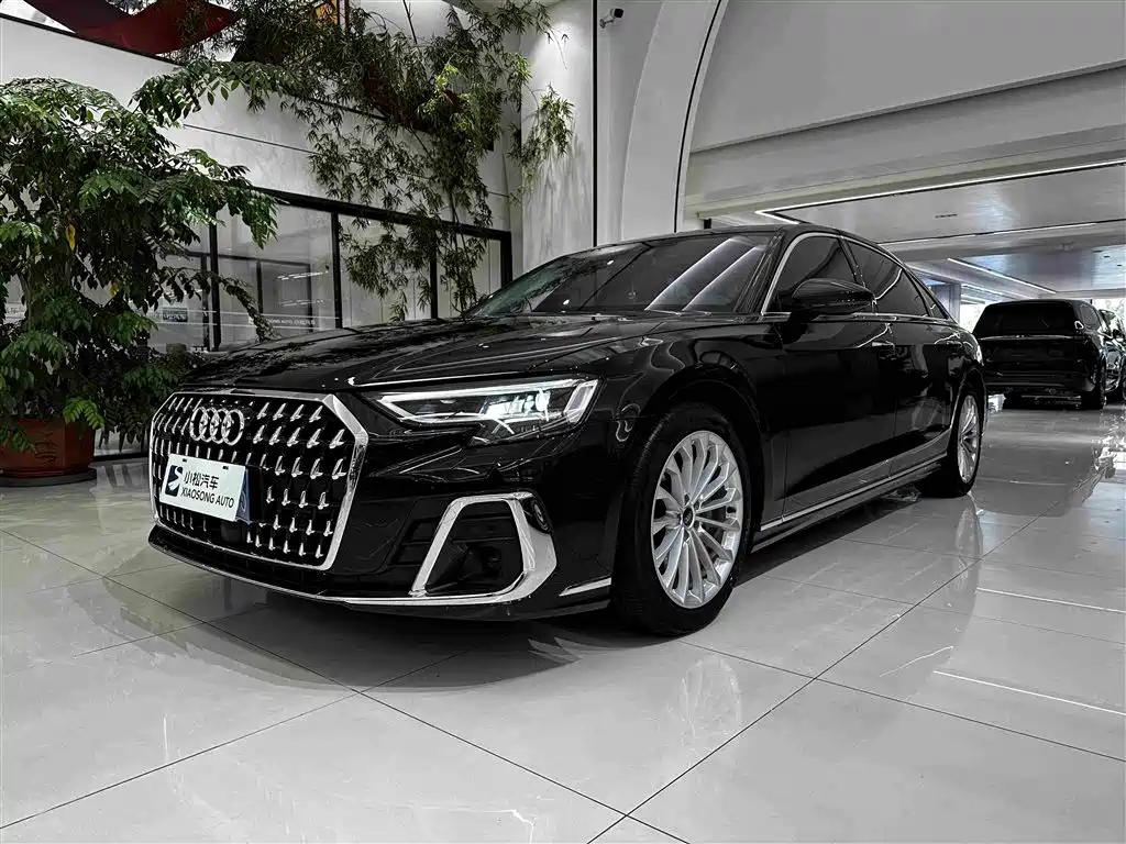 Audi A8 — фото 1
