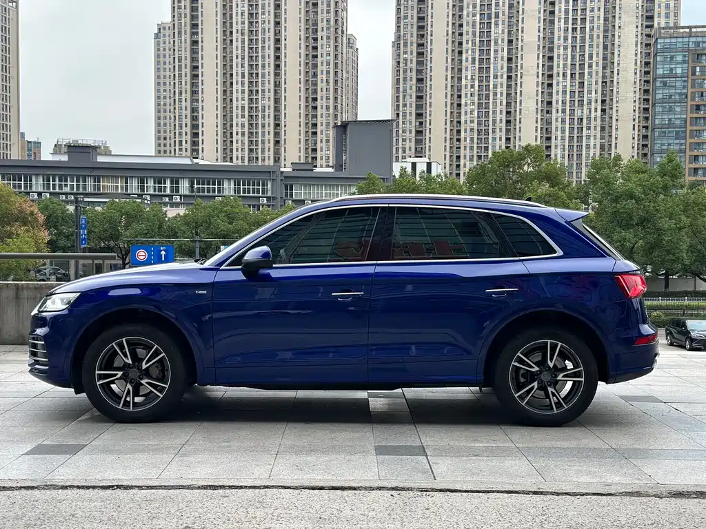 Audi Q5L — фото 8