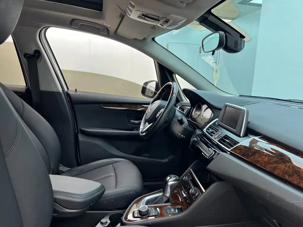 BMW 2 Series Active Tourer — фото 17