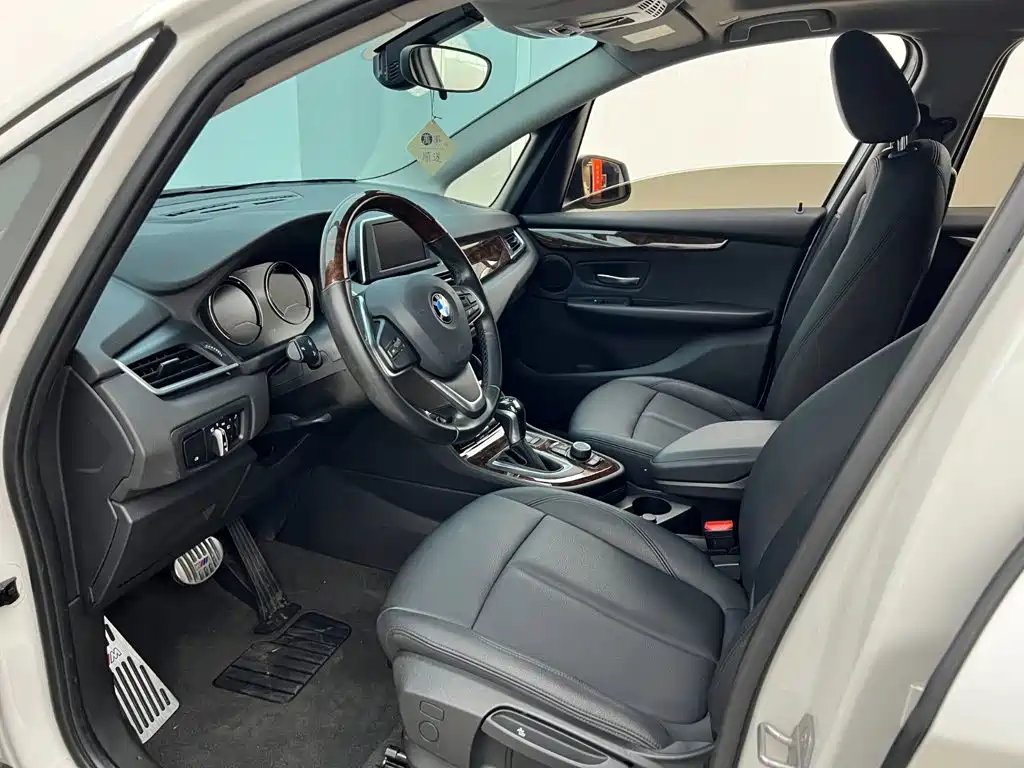 BMW 2 Series Active Tourer — фото 10