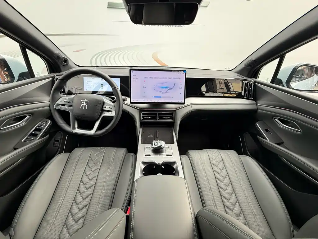 BYD L DM-i — фото 9