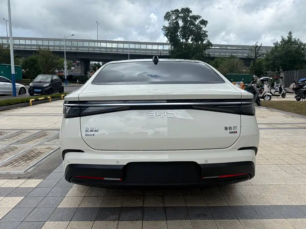 BYD Seal 07 DM-i — фото 16
